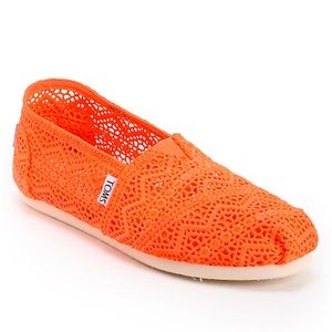 Classic Coral Crochet Toms Size 6, brand new